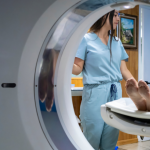 Dra. Thaline Neves Coutinho destaca como a inovação em tomografia e a redução de dose elevam a segurança e o bem-estar dos pacientes.