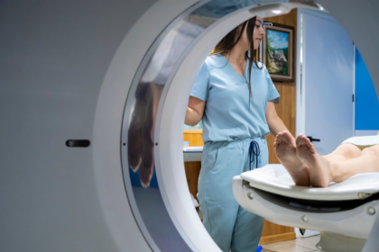 Dra. Thaline Neves Coutinho destaca como a inovação em tomografia e a redução de dose elevam a segurança e o bem-estar dos pacientes.