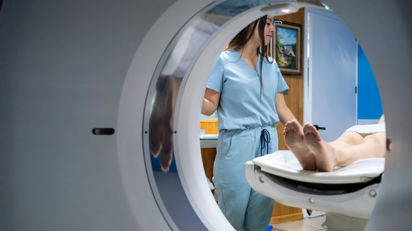 Dra. Thaline Neves Coutinho destaca como a inovação em tomografia e a redução de dose elevam a segurança e o bem-estar dos pacientes.