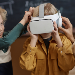 Sérgio Bento De Araújo revela como as feiras educacionais estão se transformando em espaços de experimentação com realidade aumentada e virtual.
