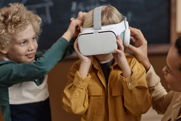 Sérgio Bento De Araújo revela como as feiras educacionais estão se transformando em espaços de experimentação com realidade aumentada e virtual.