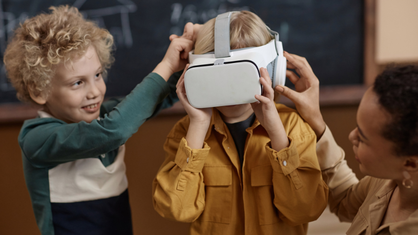Sérgio Bento De Araújo revela como as feiras educacionais estão se transformando em espaços de experimentação com realidade aumentada e virtual.
