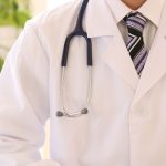 Alexandre Costa Pedrosa explica como escolher o plano de saúde ideal em cada fase da vida, considerando necessidades, custos e cobertura adequada.