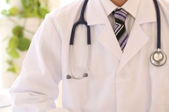 Alexandre Costa Pedrosa explica como escolher o plano de saúde ideal em cada fase da vida, considerando necessidades, custos e cobertura adequada.