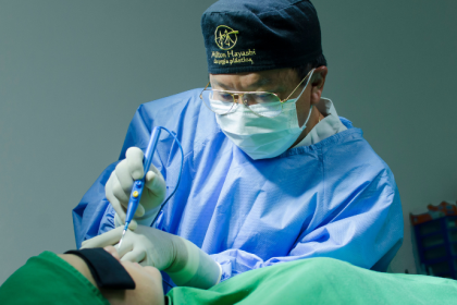 A relação entre autoestima e cirurgia plástica exige alinhamento de expectativas e cuidado emocional, afirma Milton Seigi Hayashi.