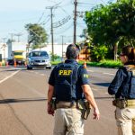 Agentes da Polícia Rodoviária Federal monitoram o trânsito em uma rodovia brasileira.