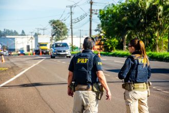 Agentes da Polícia Rodoviária Federal monitoram o trânsito em uma rodovia brasileira.
