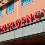 Entrada de uma emergência hospitalar com identificação em letras vermelhas.