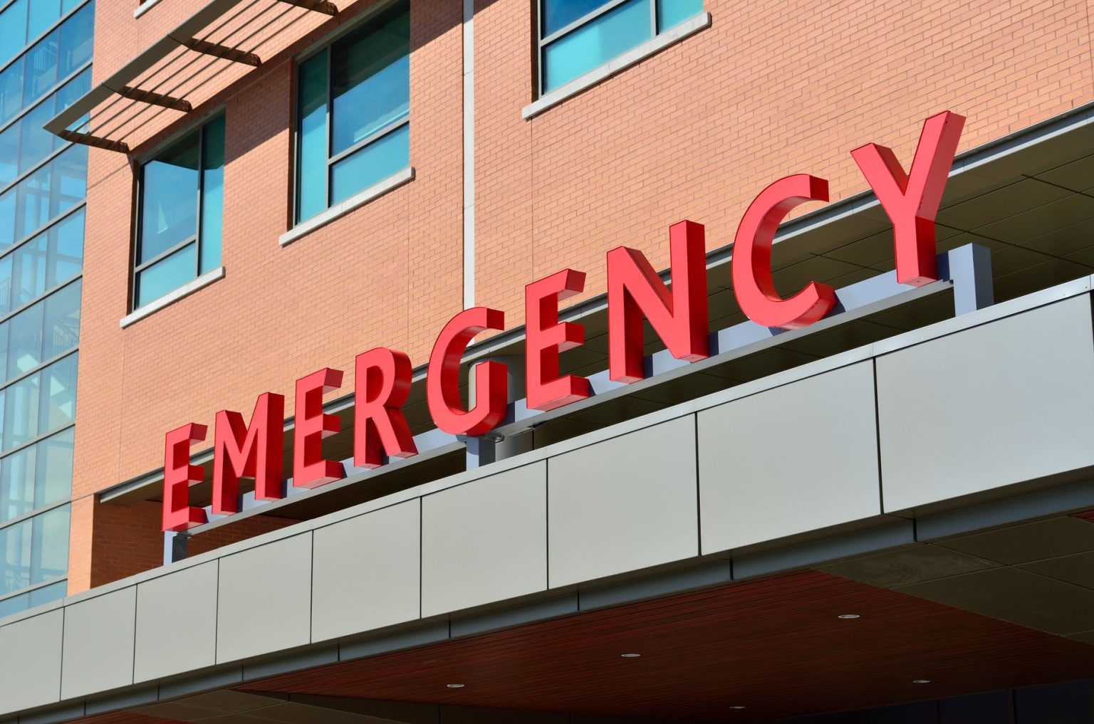 Entrada de uma emergência hospitalar com identificação em letras vermelhas.