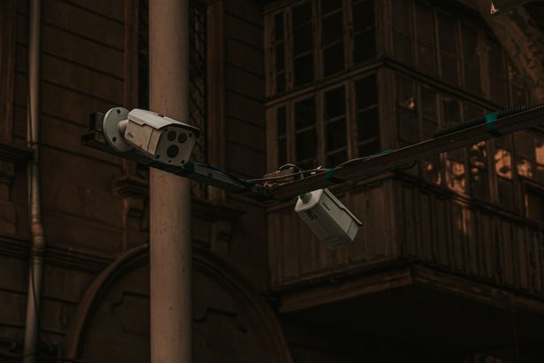 Câmeras de segurança instaladas em um poste, voltadas para uma área urbana.