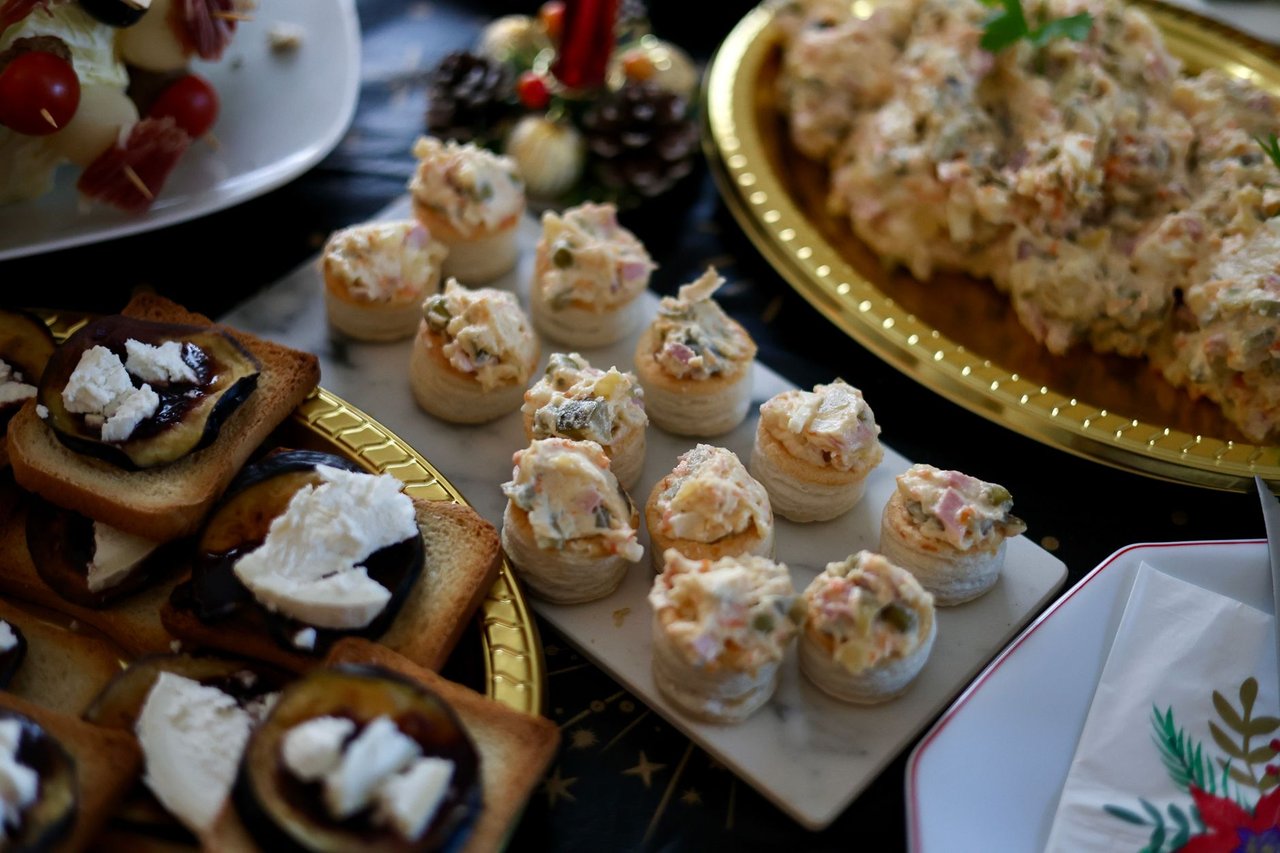 Seleção de canapés e aperitivos variados dispostos para uma celebração festiva.