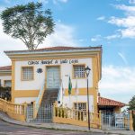 Prédio histórico de uma Câmara Municipal brasileira, com arquitetura colonial sob céu azul.
