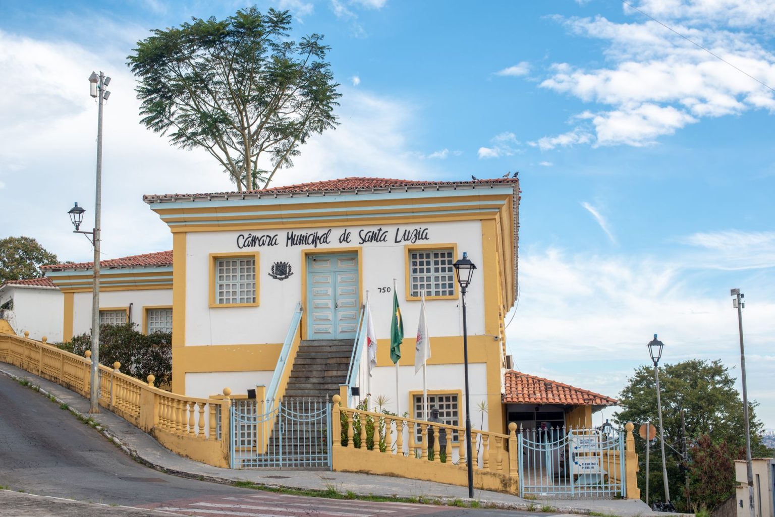Prédio histórico de uma Câmara Municipal brasileira, com arquitetura colonial sob céu azul.